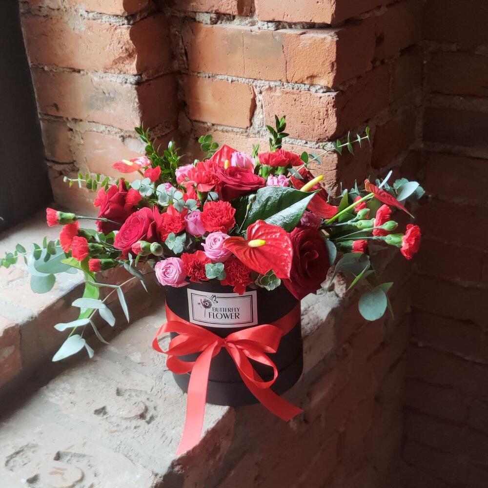 Шляпная коробка с розами, гвоздикой, гипсофилой и антуриумом "Kenzo box"