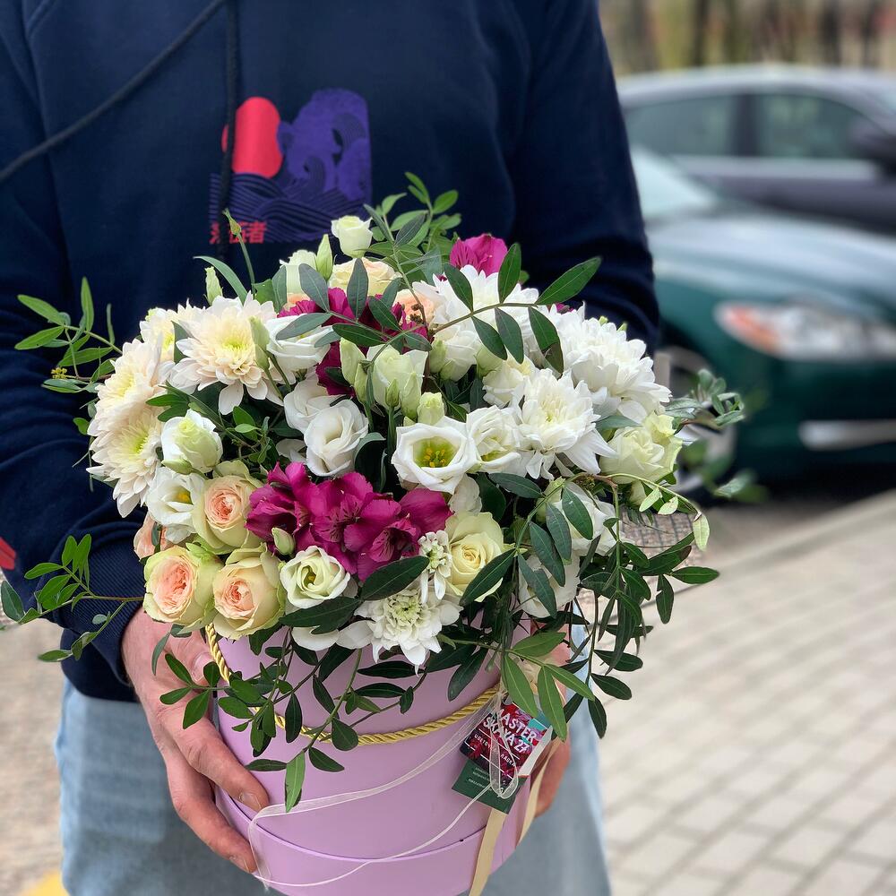 Шляпная коробочка в бело-фиолетовой гамме