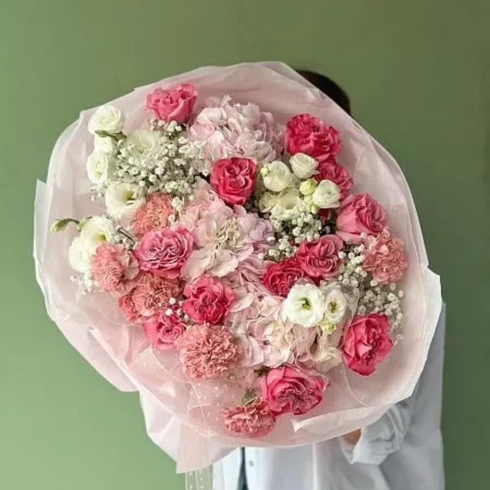 Букет "Bloom" с гипсофилой, гортензией, лизиантусом и розой